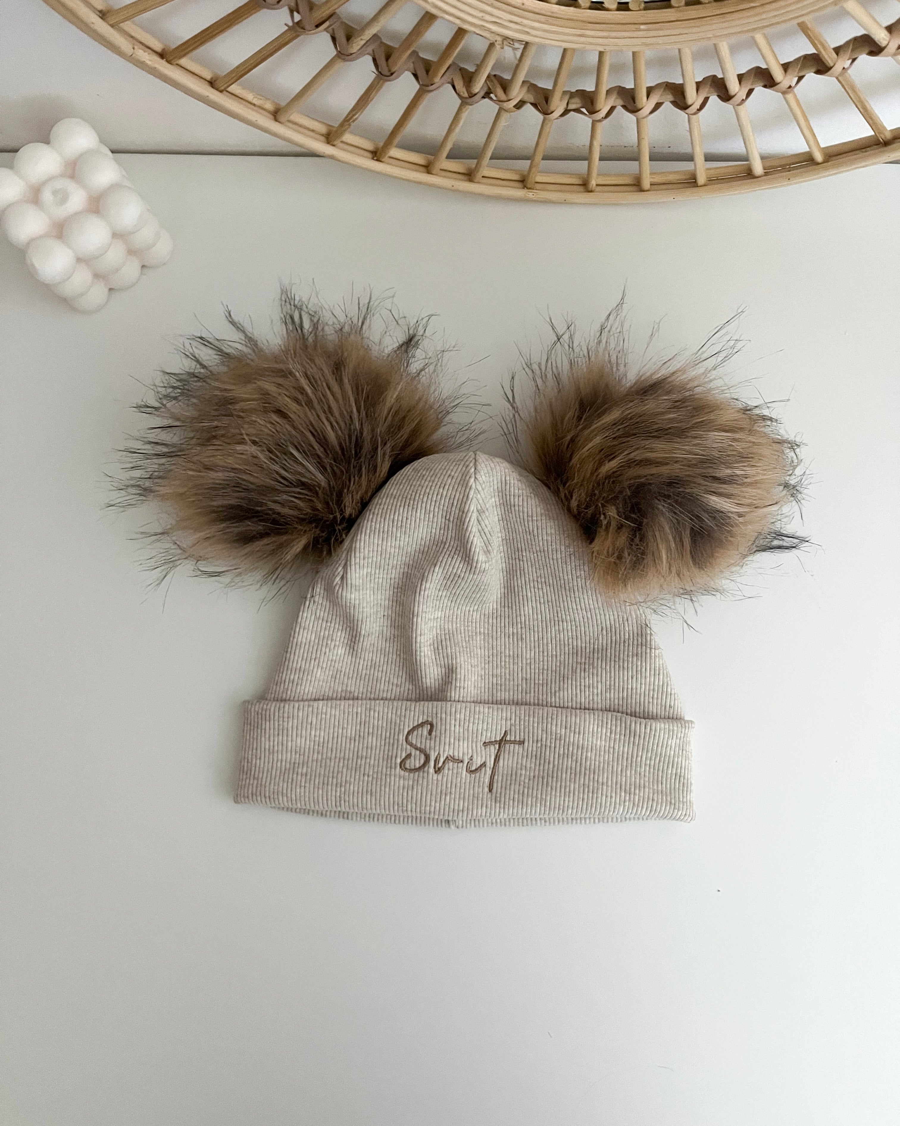 Otroška kapa s cofkoma - melange beige