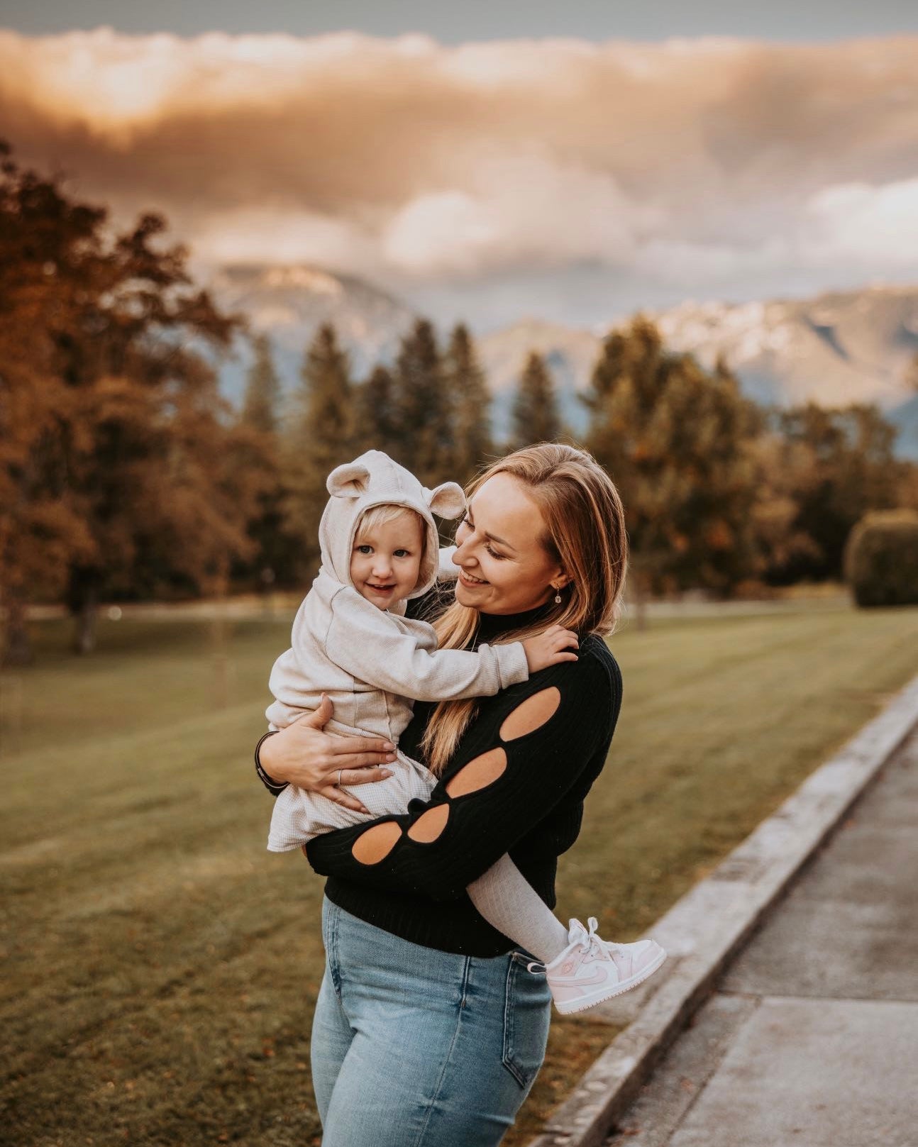 Dolgo nosljiva jopica z medo ušeski (več barv)