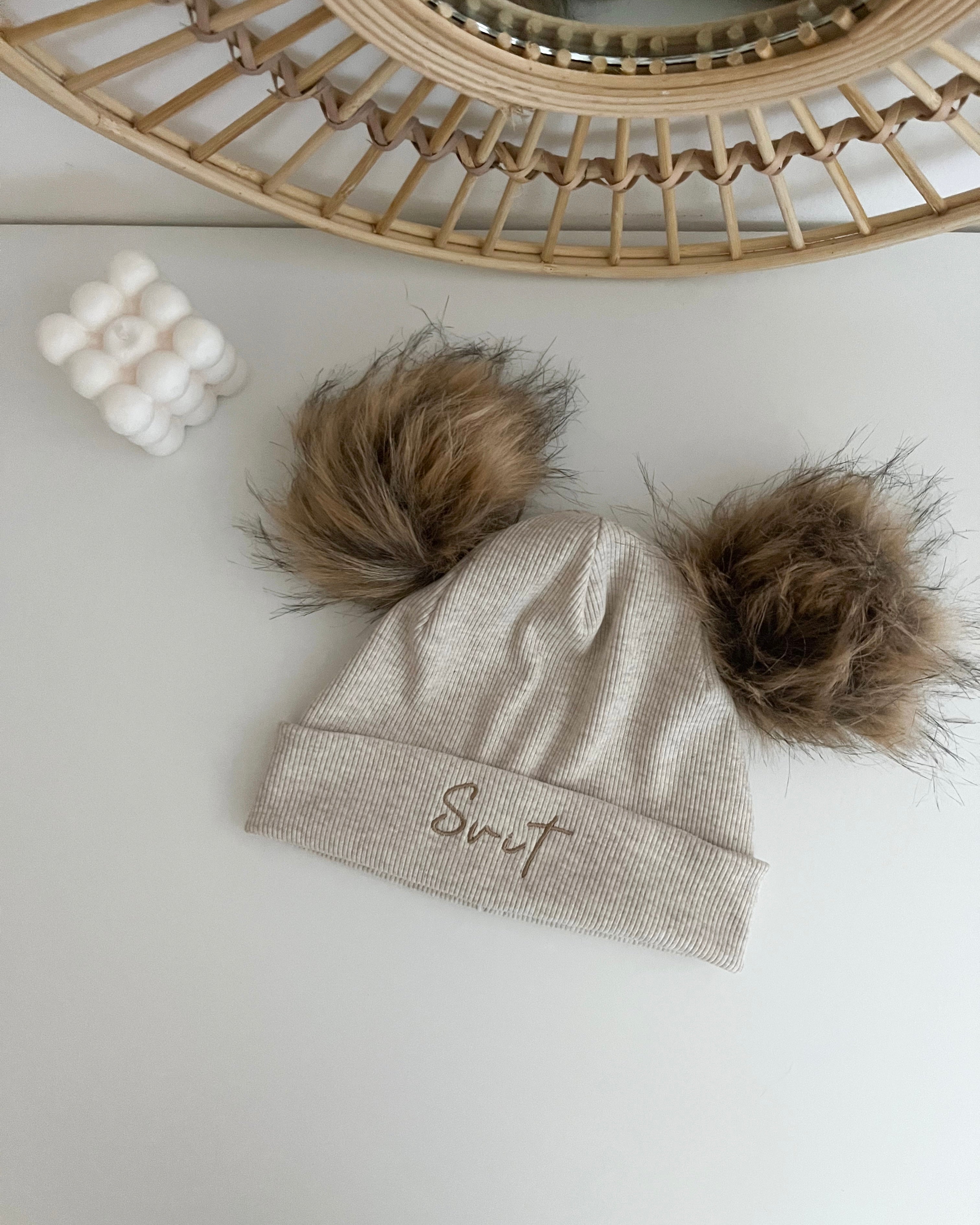 Otroška kapa s cofkoma - melange beige