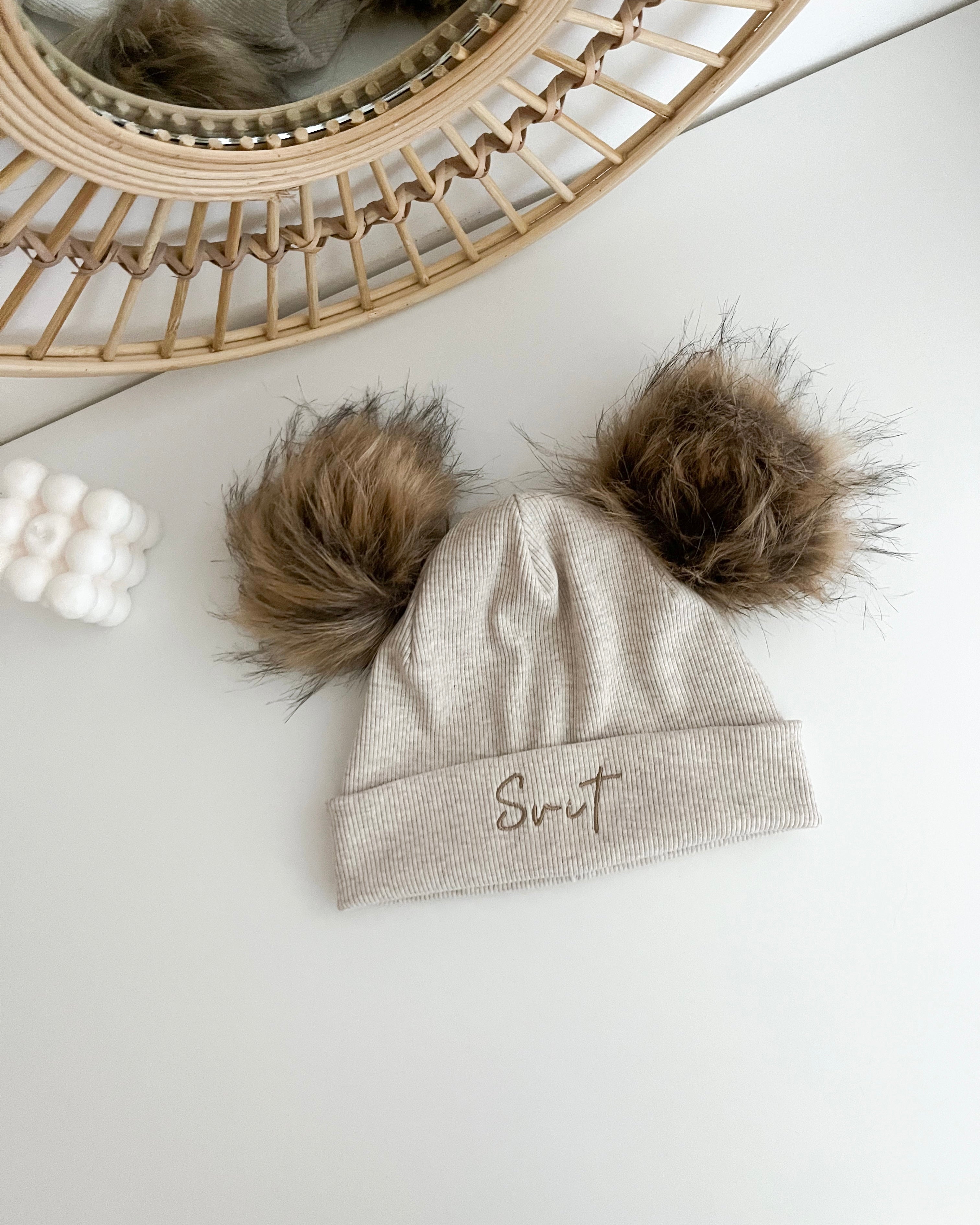 Otroška kapa s cofkoma - melange beige