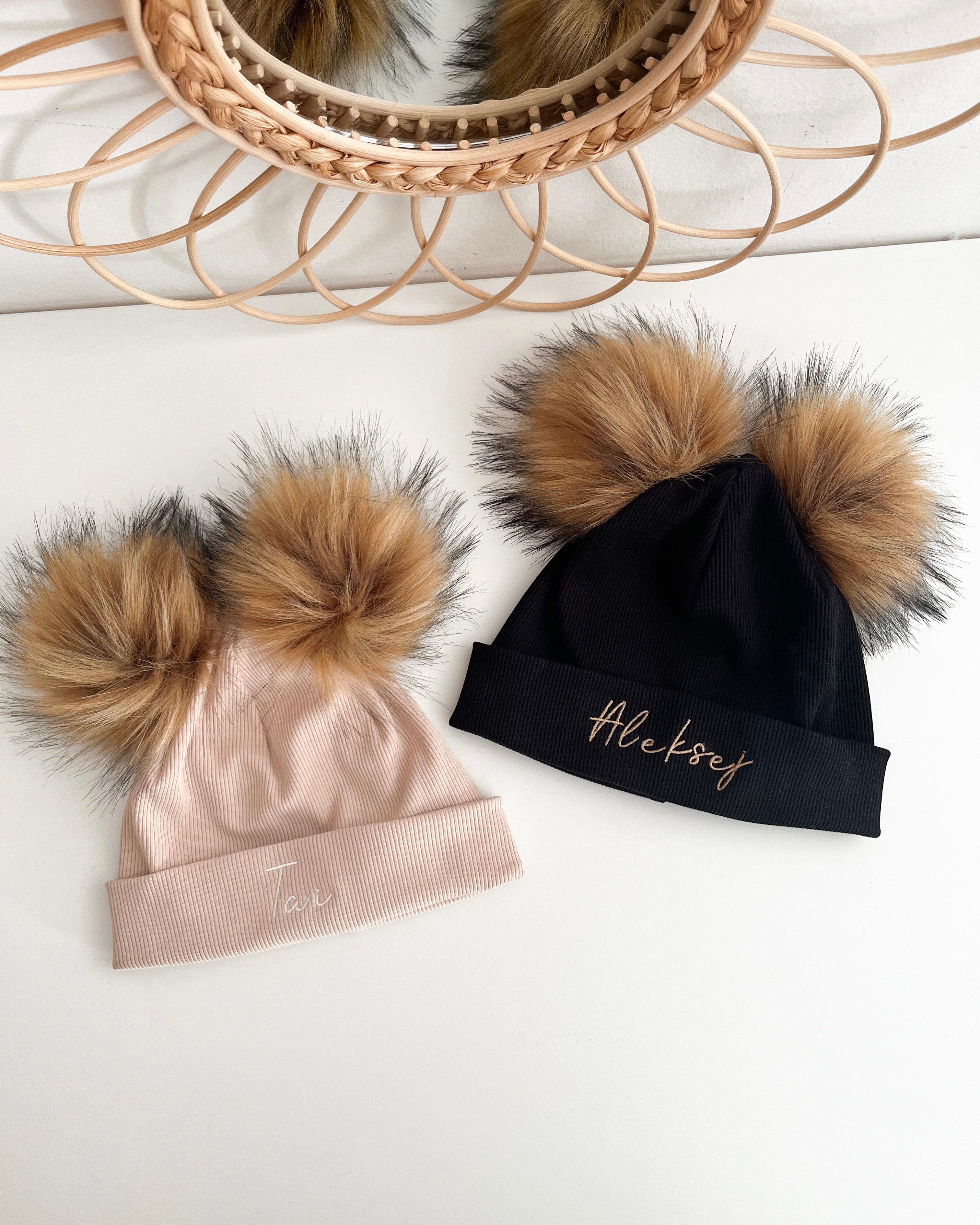 Otroška kapa s cofkoma - bež