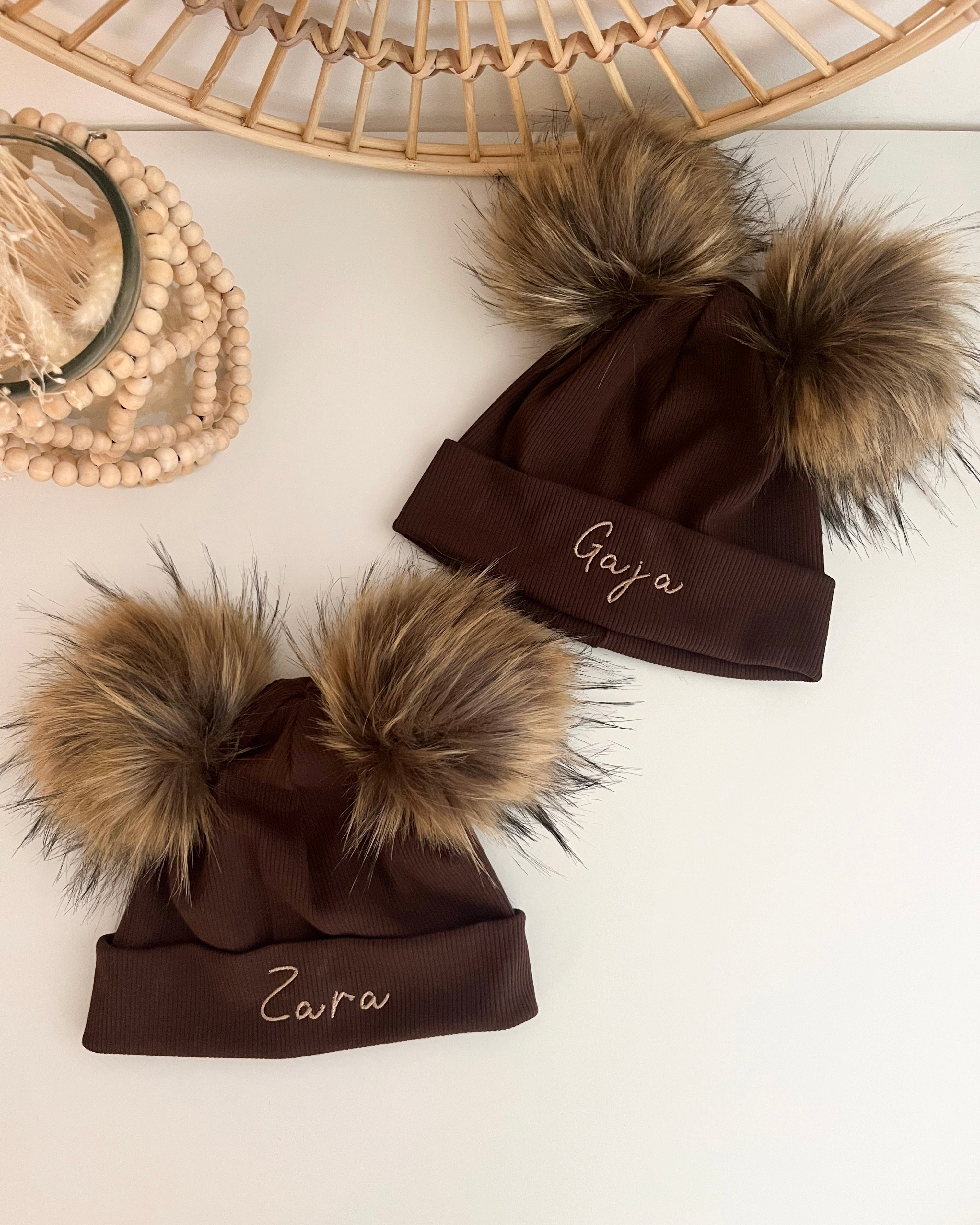 Otroška kapa s cofkoma - choco