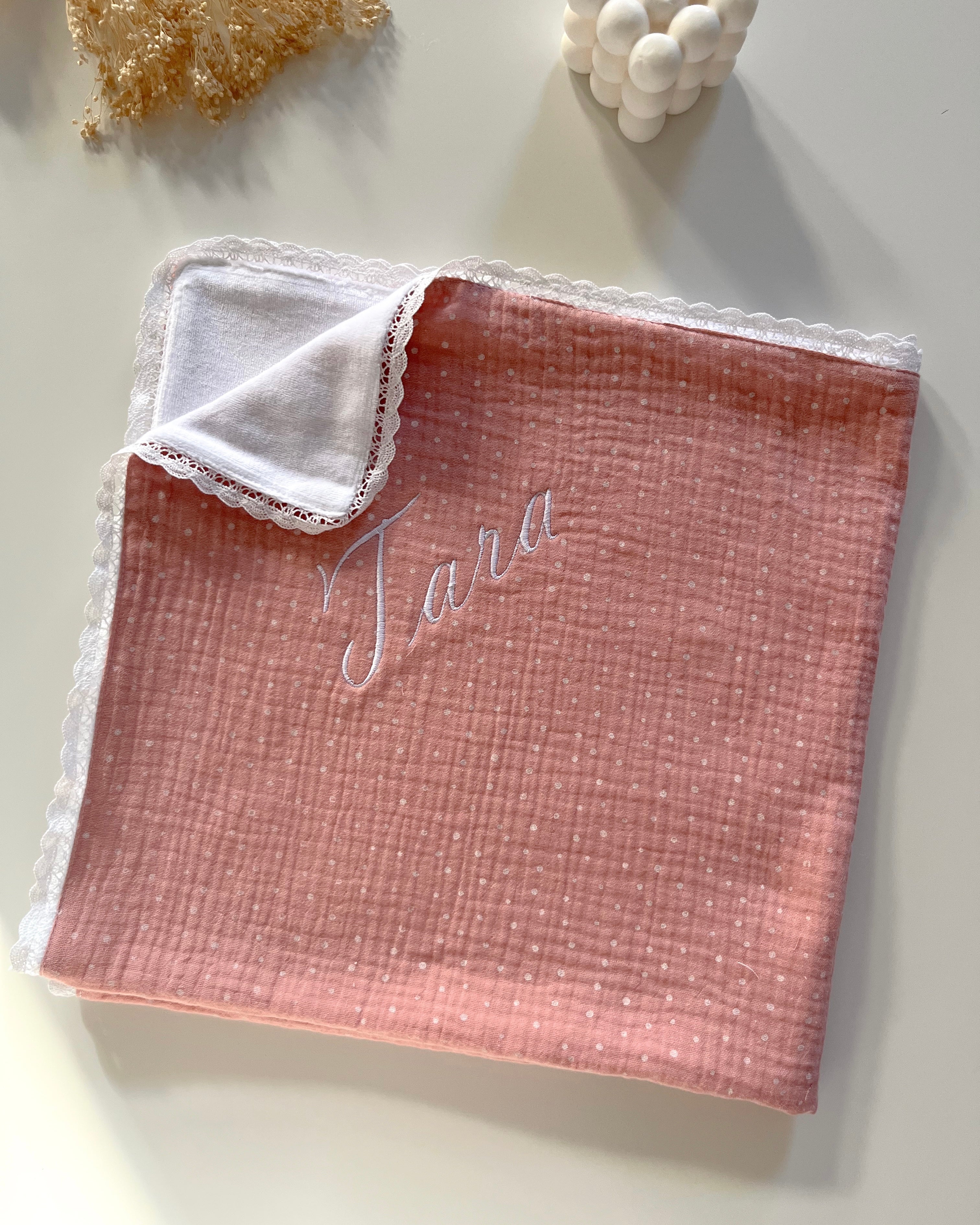 Soft muslin / pliš odeja - s čipko (roza s pikicami)