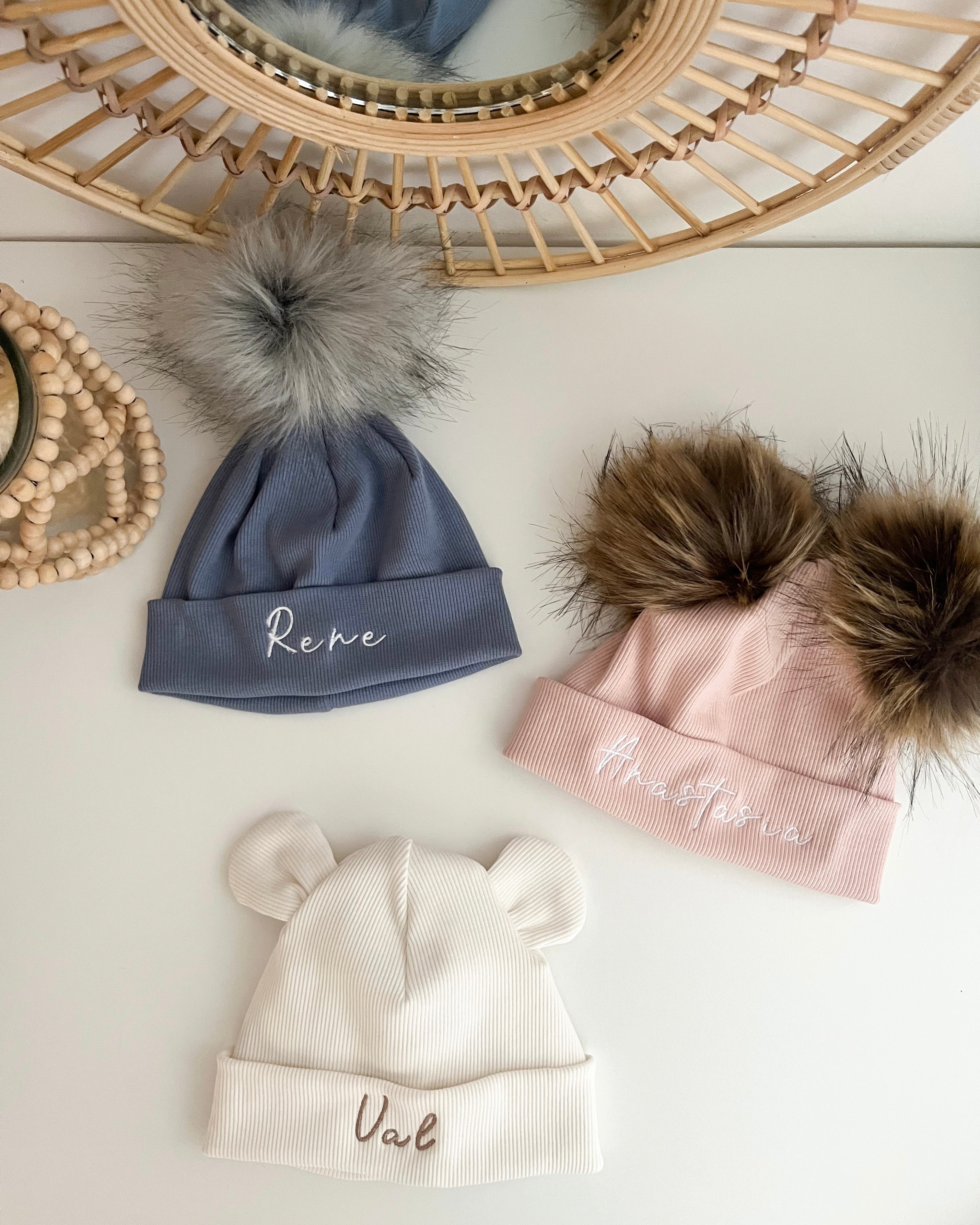 Otroška kapa s cofkoma - roza