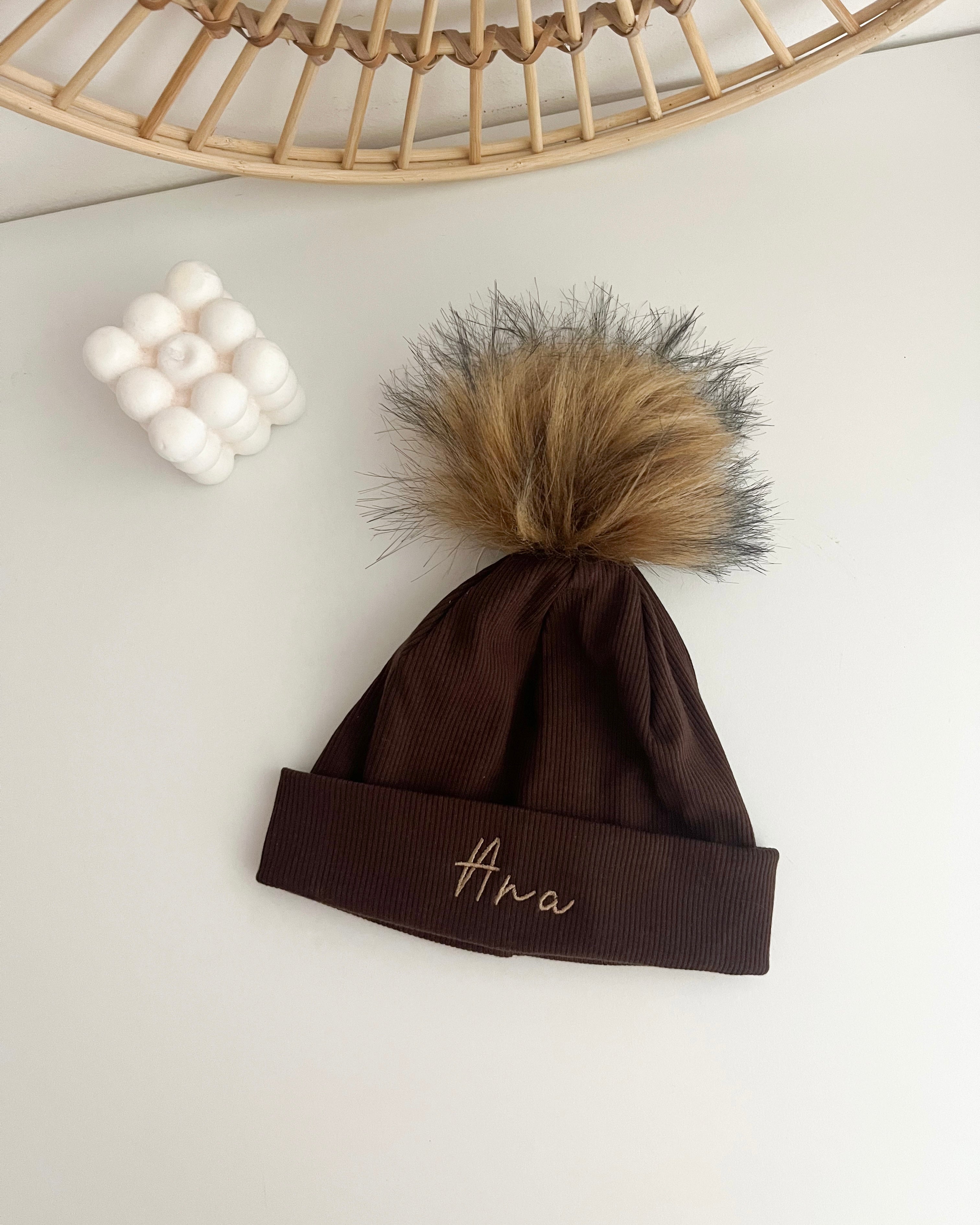 Otroška kapa za zavezat z MEDO ušeski - za dojenčke (več barv)