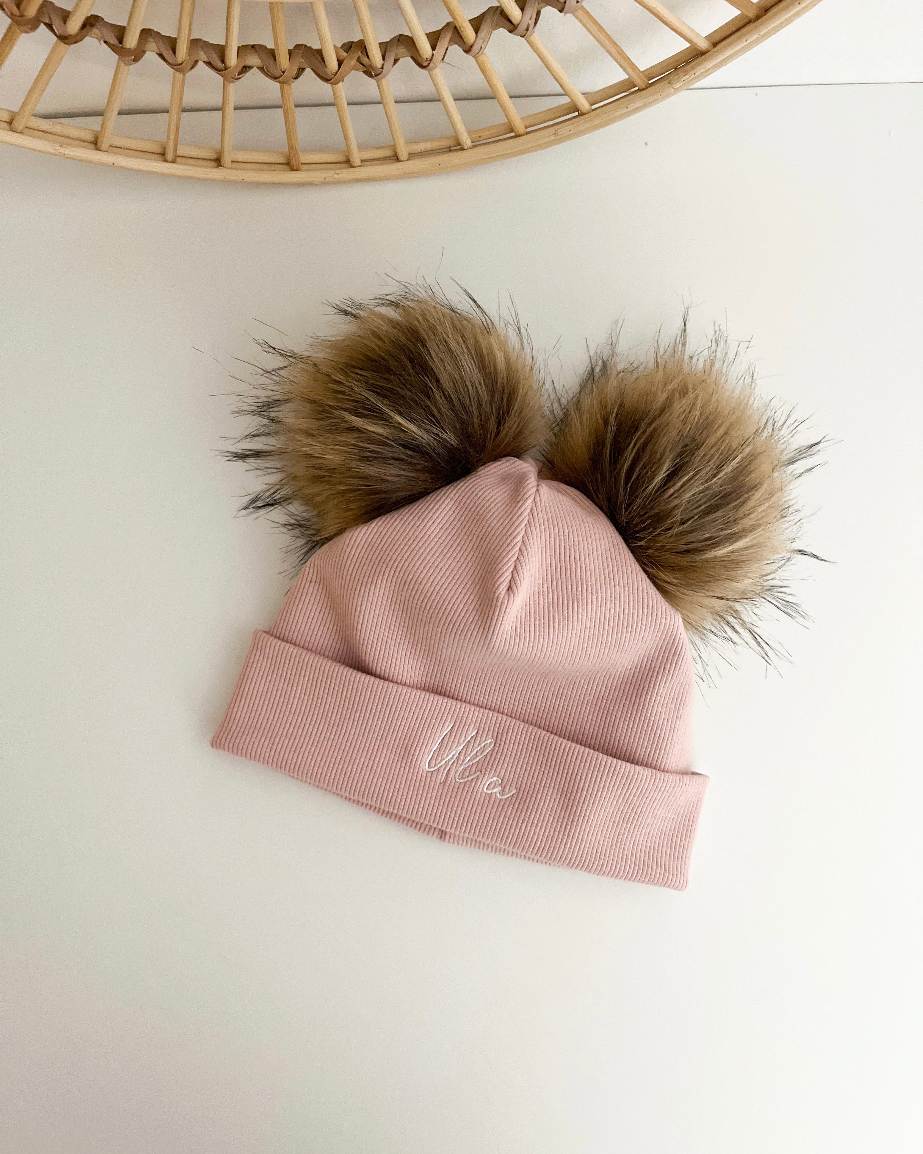 Otroška kapa s cofkoma - roza