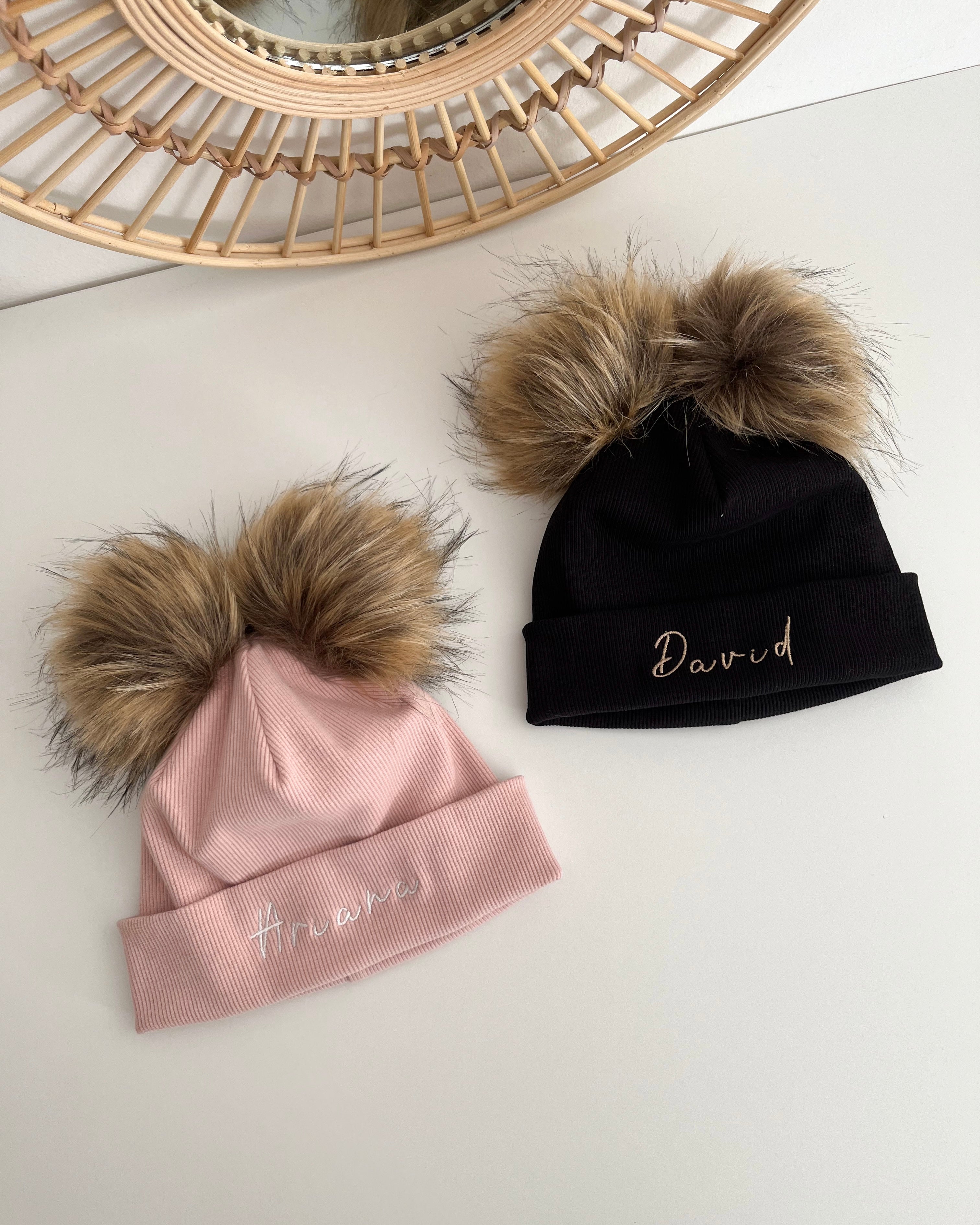 Otroška kapa s cofkoma - roza