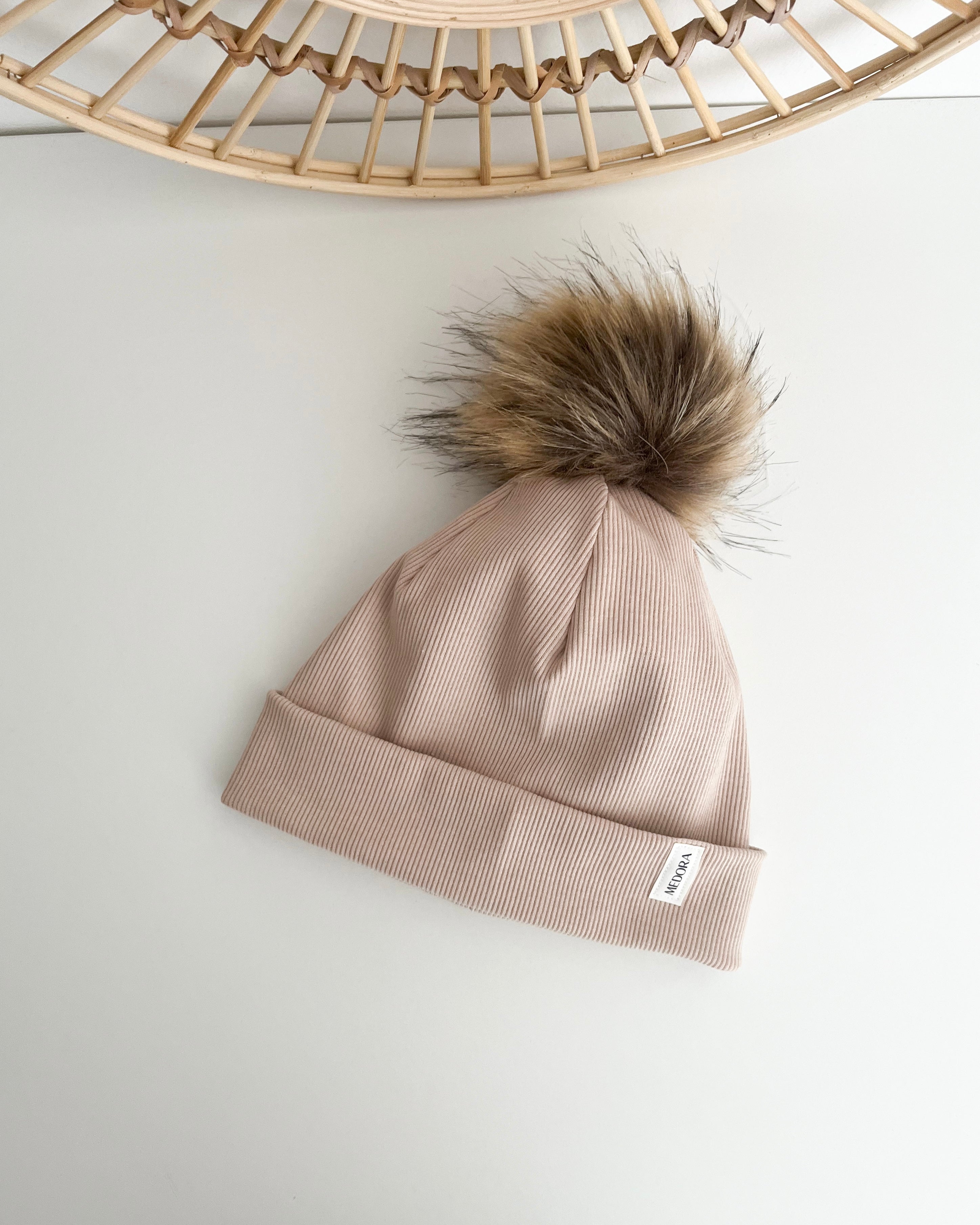 Ženska Kapa s cofom - več barv