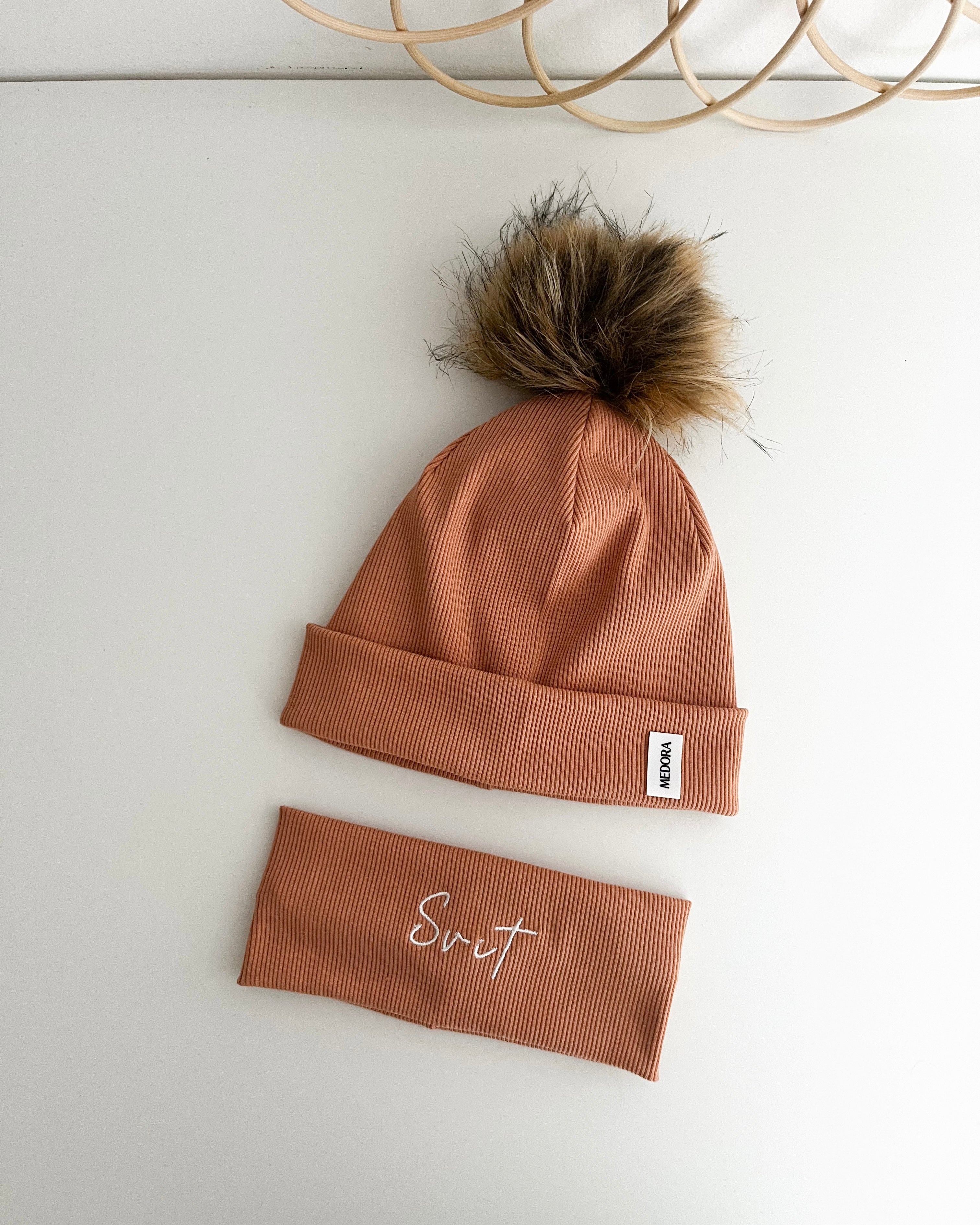 Otroška kapa za zavezat z MEDO ušeski - za dojenčke (več barv)