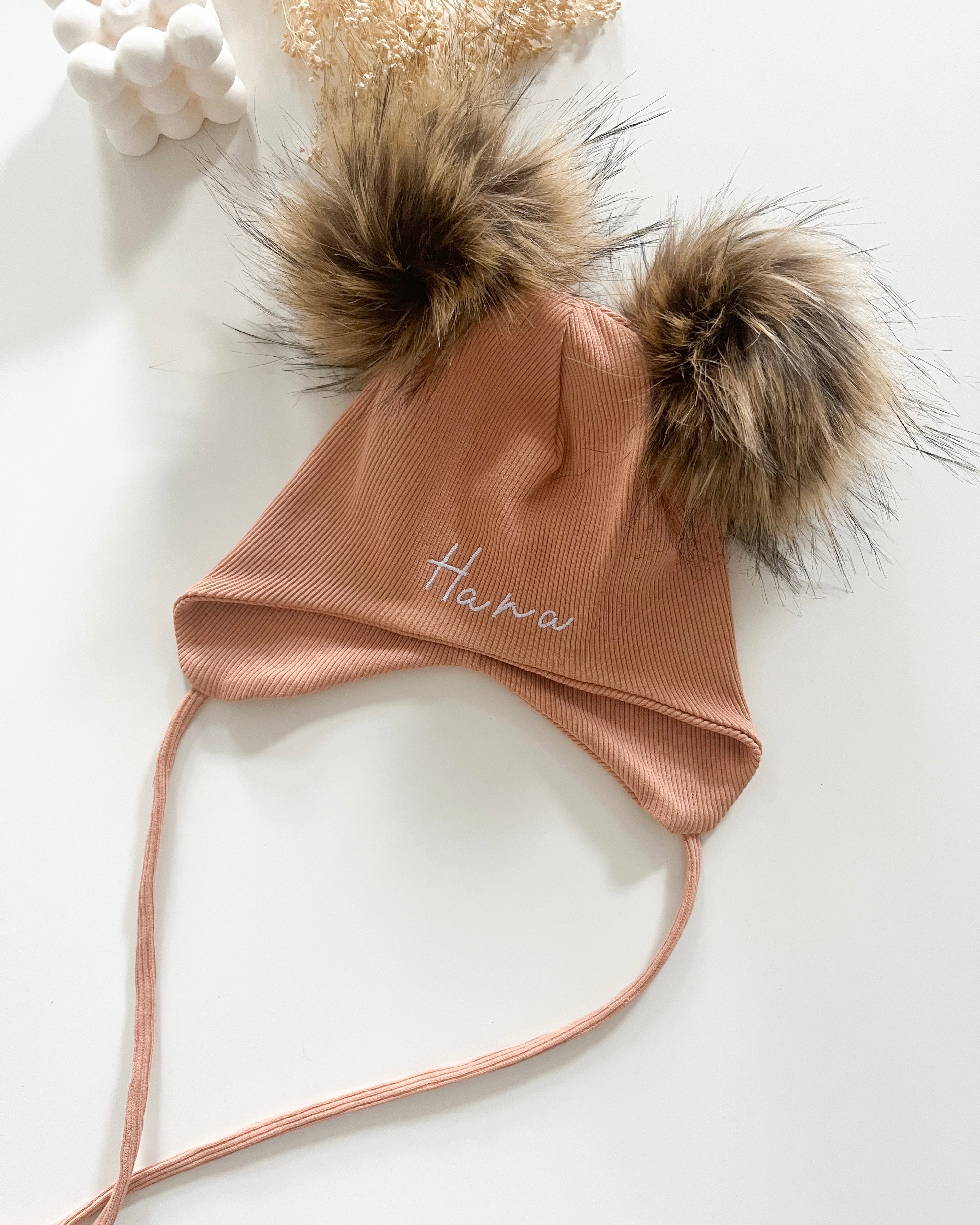 Otroška kapa za zavezat z 2 cofkoma - več barv