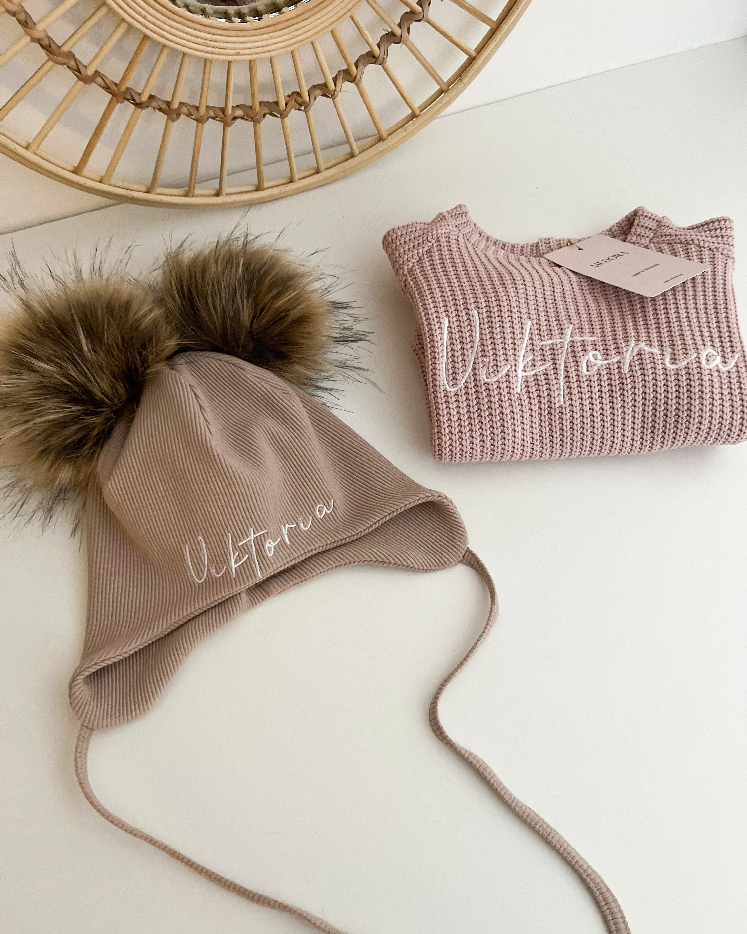 Otroška kapa za zavezat s cofkoma - več barv