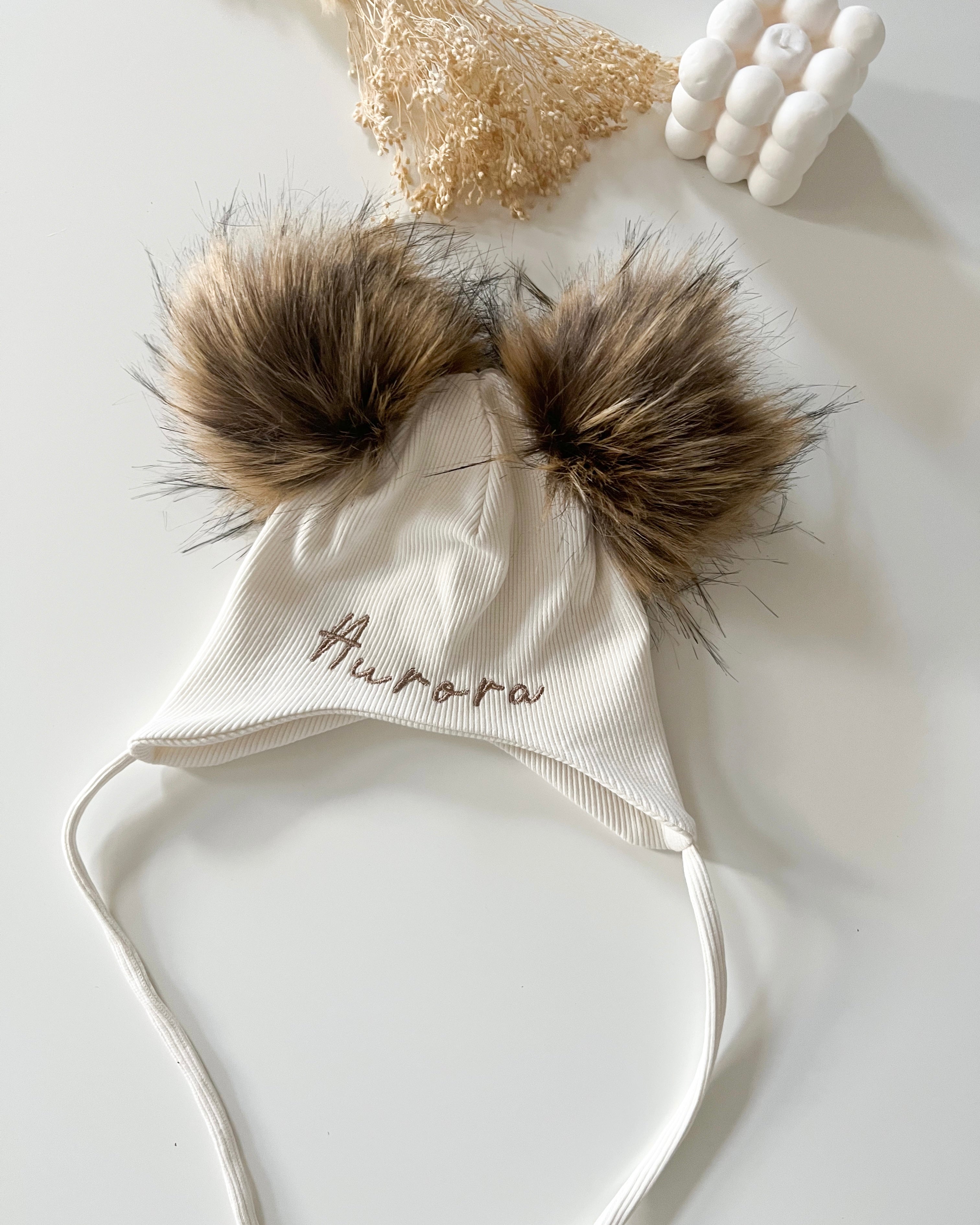 Otroška kapa za zavezat z 2 cofkoma - več barv