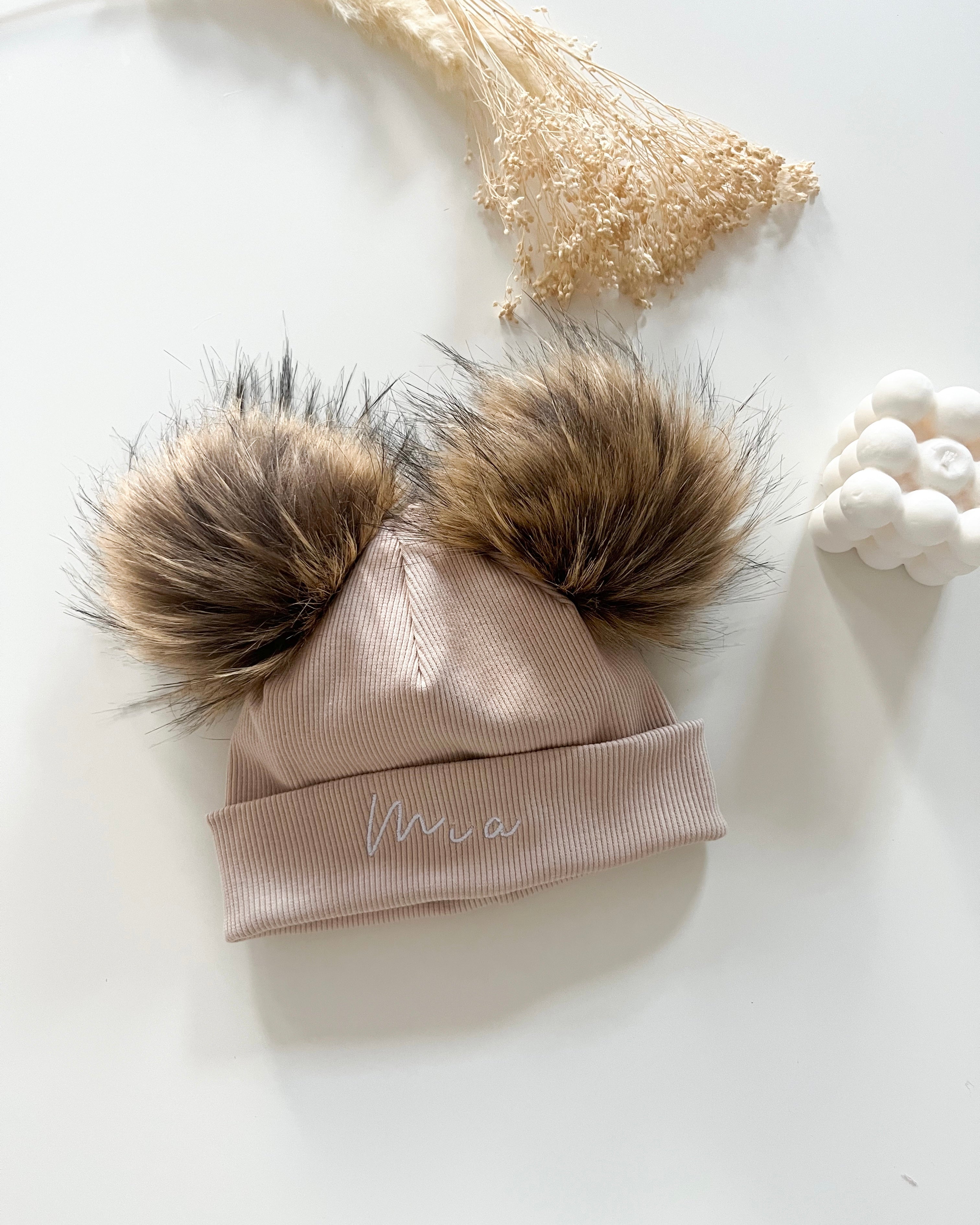 Otroška kapa s cofkoma - bež