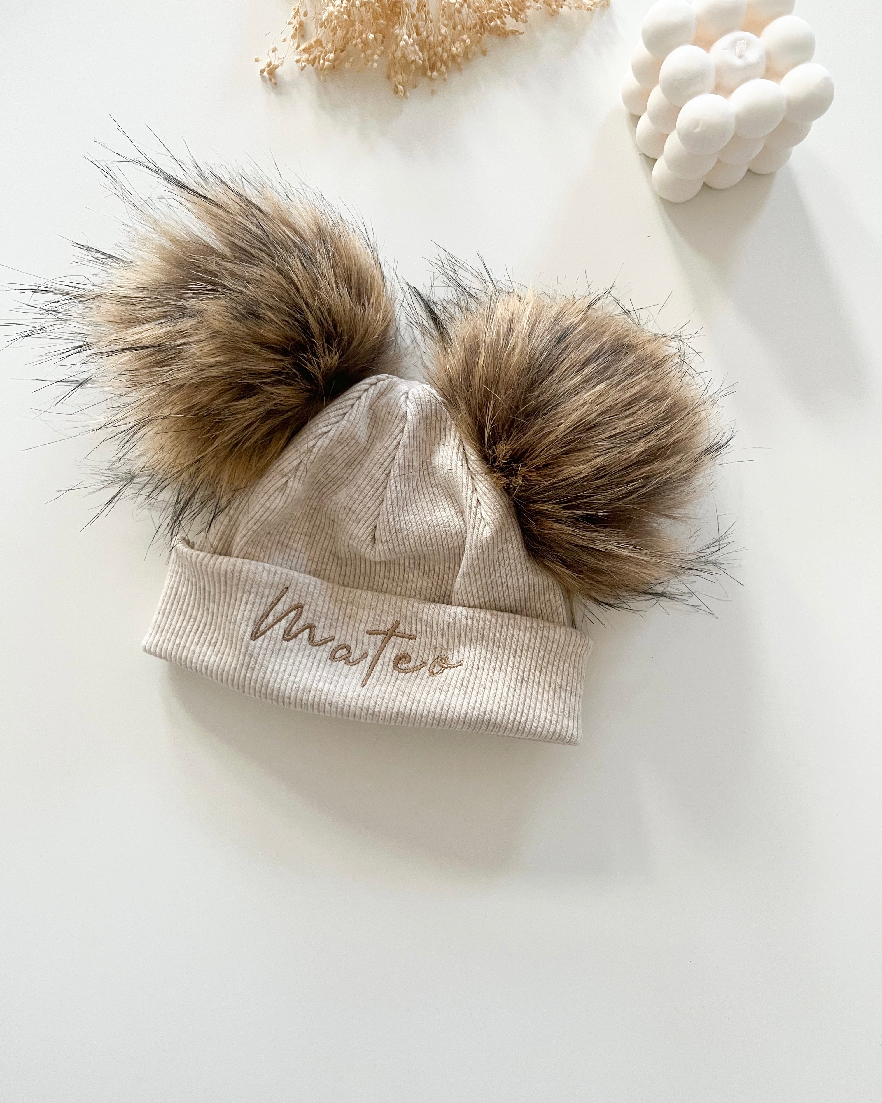 Otroška kapa s cofkoma - melange beige