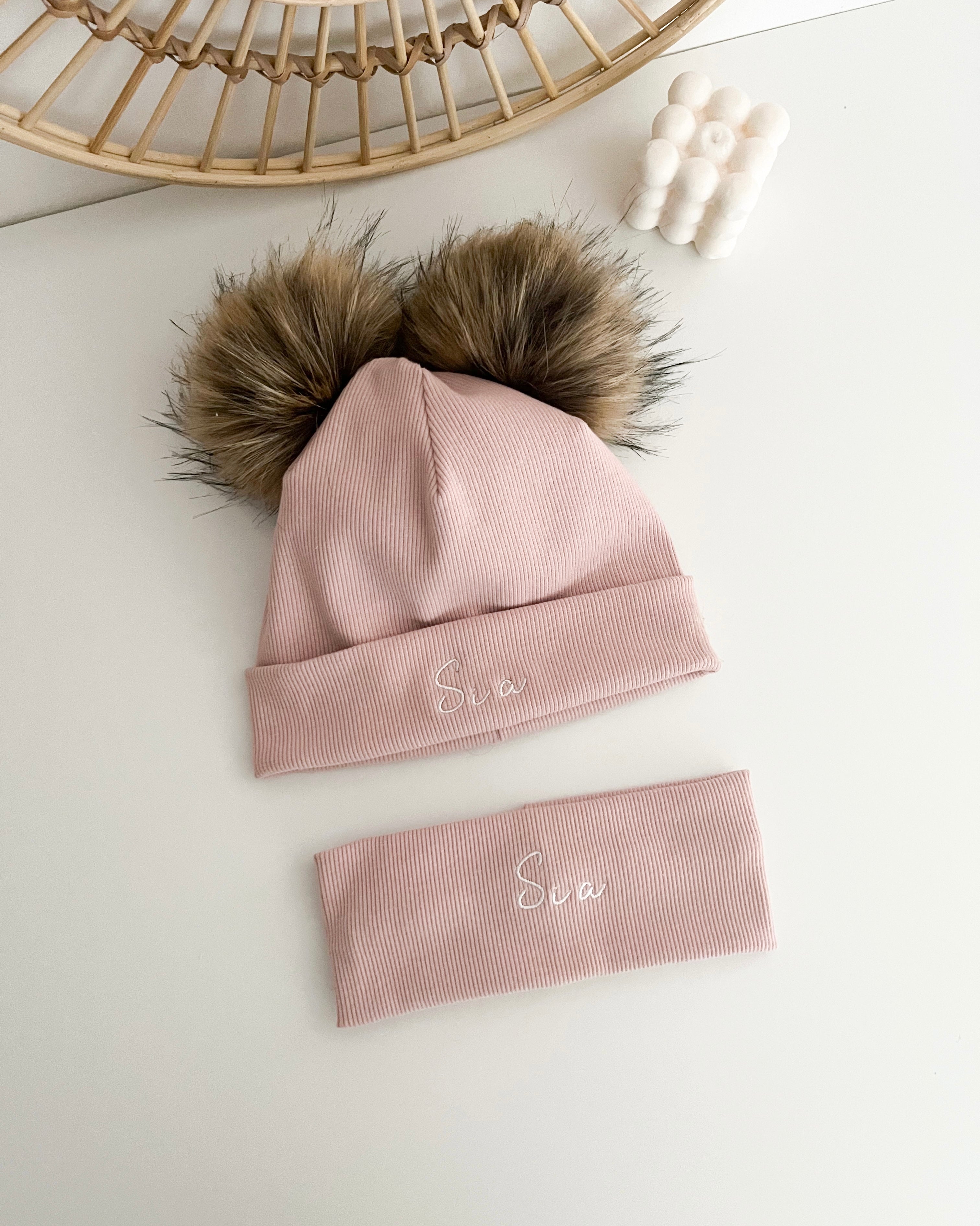 Otroška kapa s cofkoma - roza