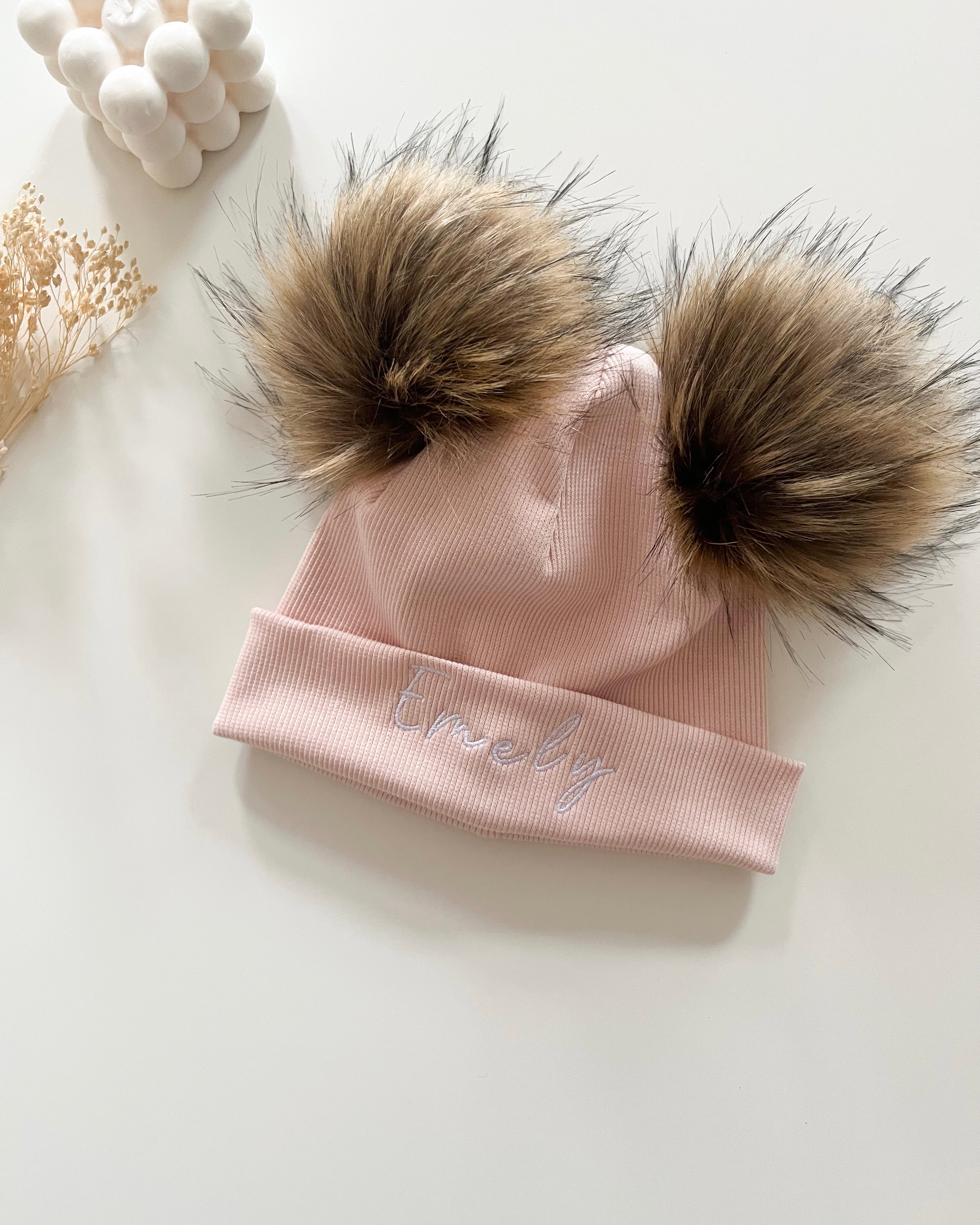 Otroška kapa s cofkoma - roza