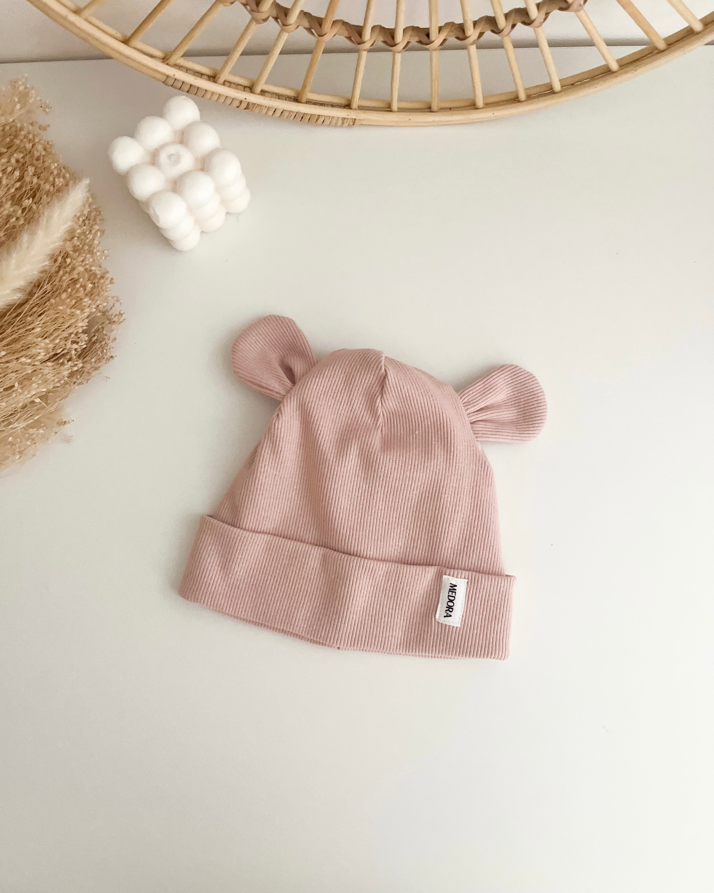 Otroška kapa za zavezat z MEDO ušeski - za dojenčke (več barv)