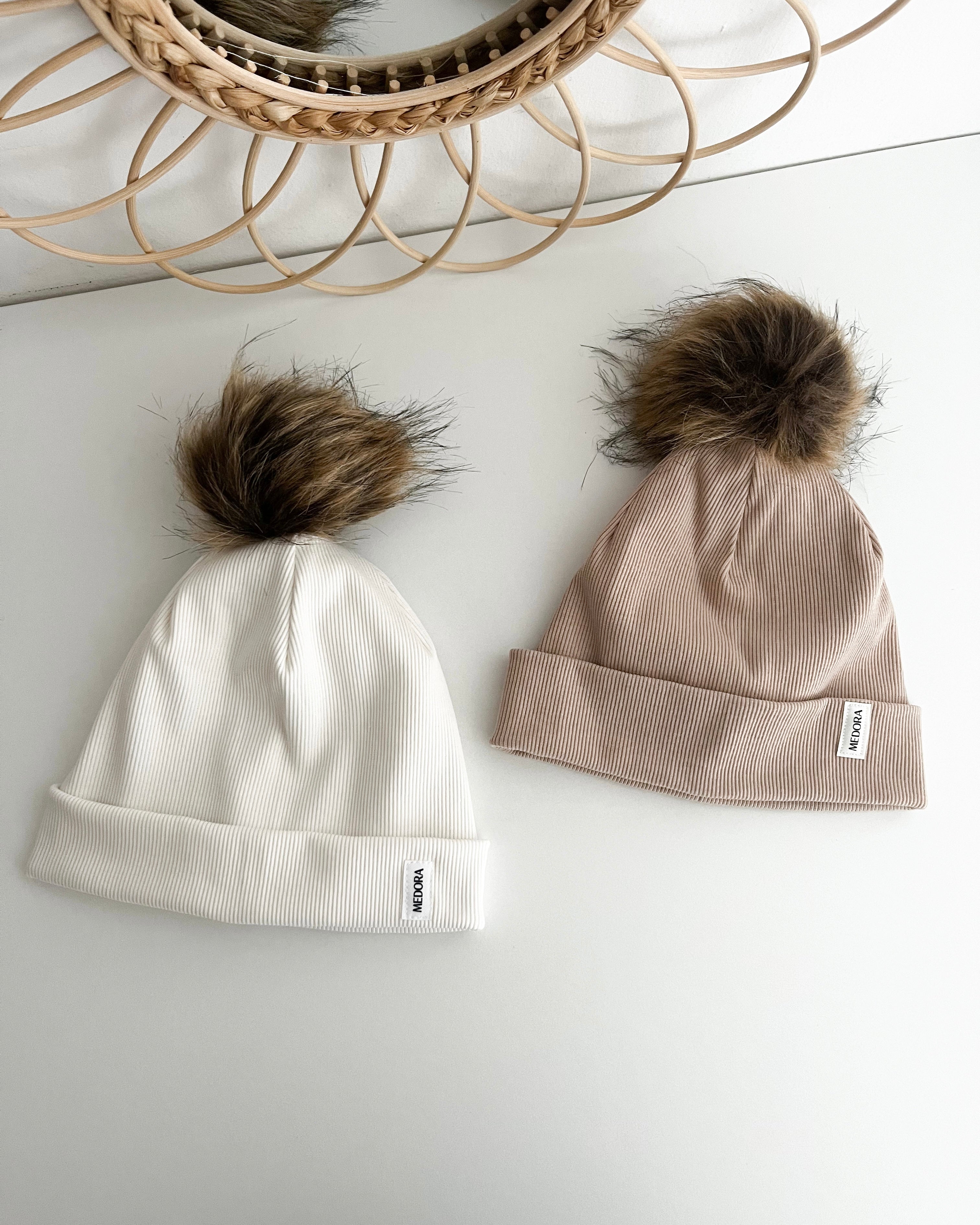 Ženska Kapa s cofom - več barv