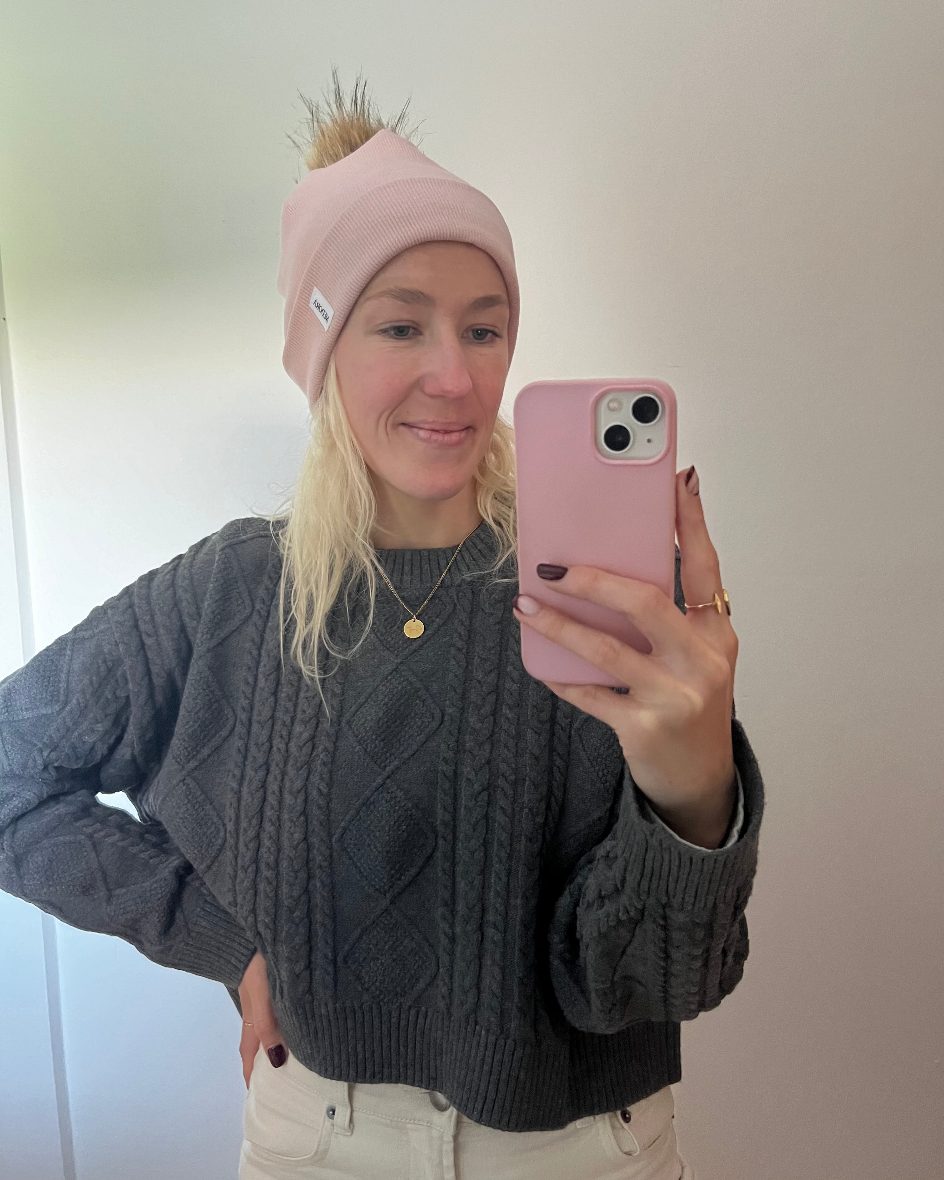 Ženska Kapa s cofom - več barv