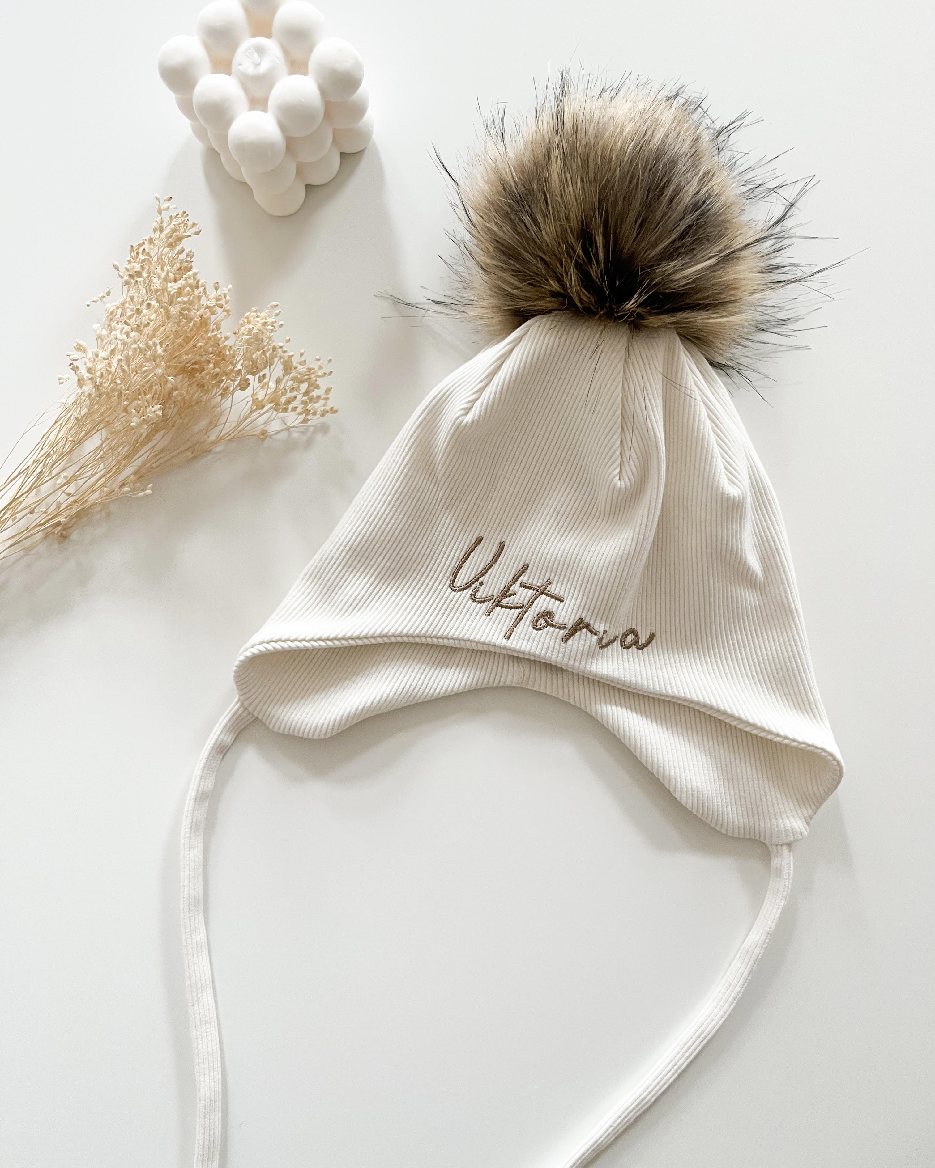 Otroška kapa za zavezat z 1 cofkom - več barv