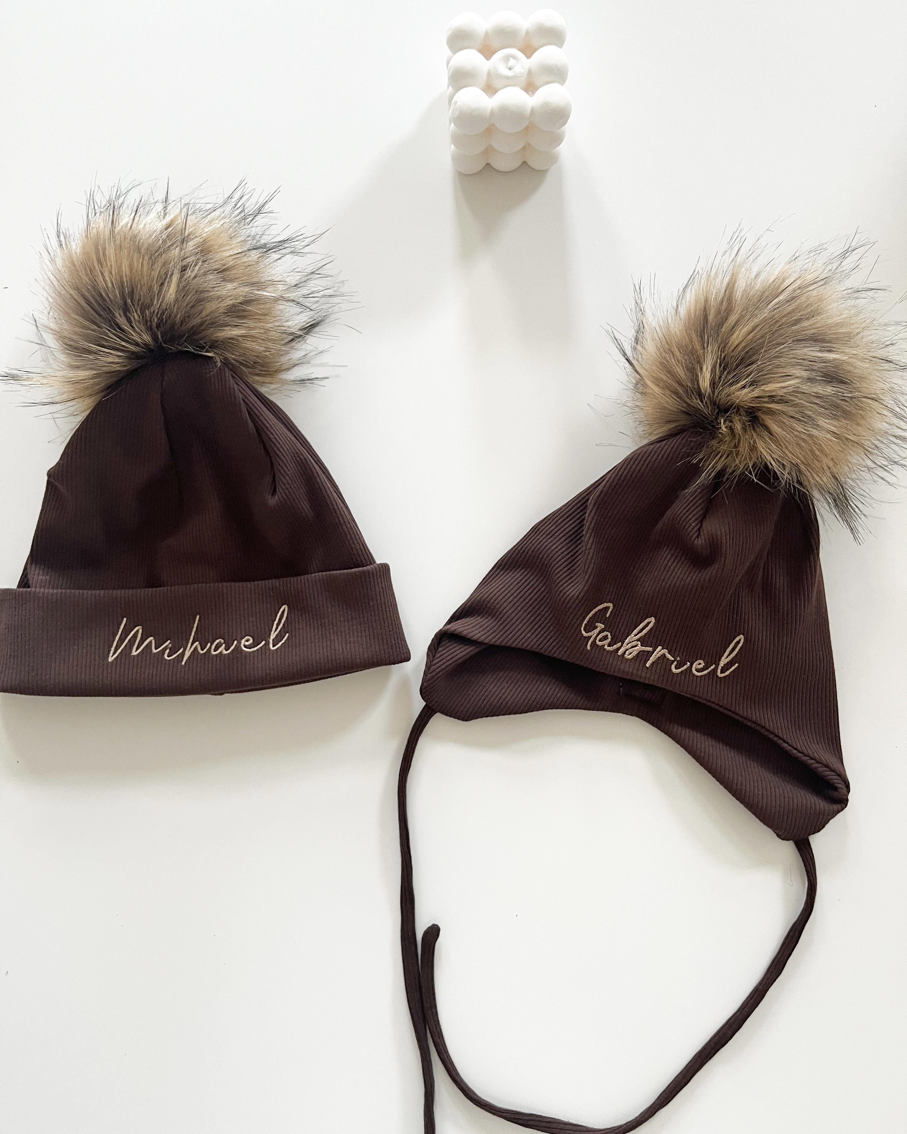 Otroška kapa za zavezat z 1 cofkom - več barv