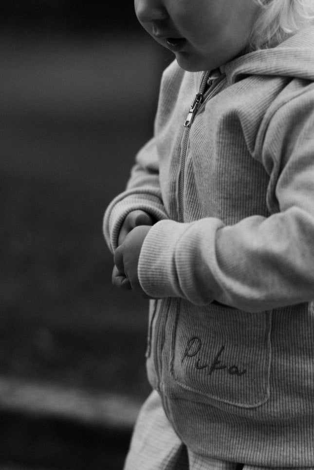 Dolgo nosljiva jopica z medo ušeski (več barv)