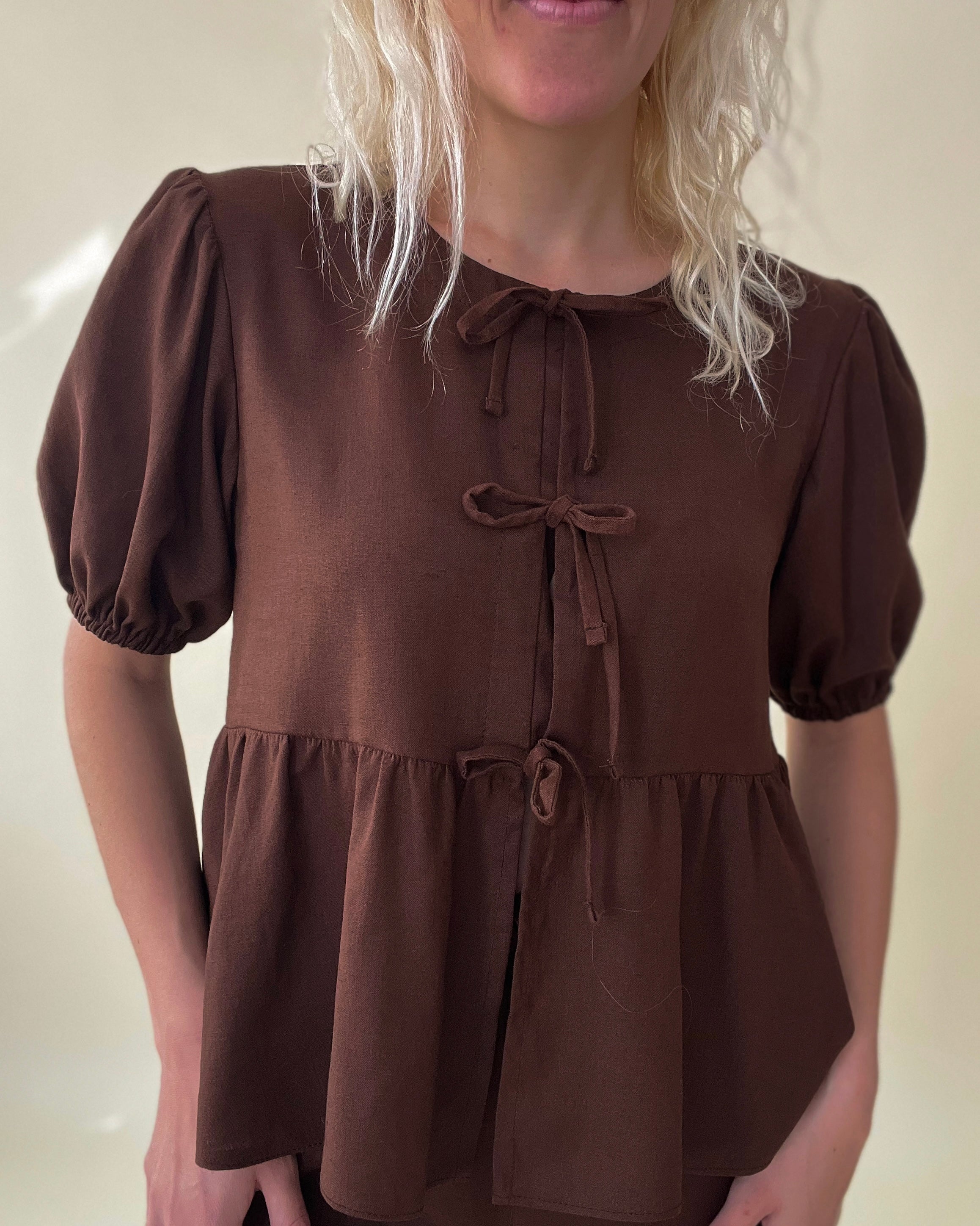 Softly me - viskoza & lan top s pentljicami (chocolate)
