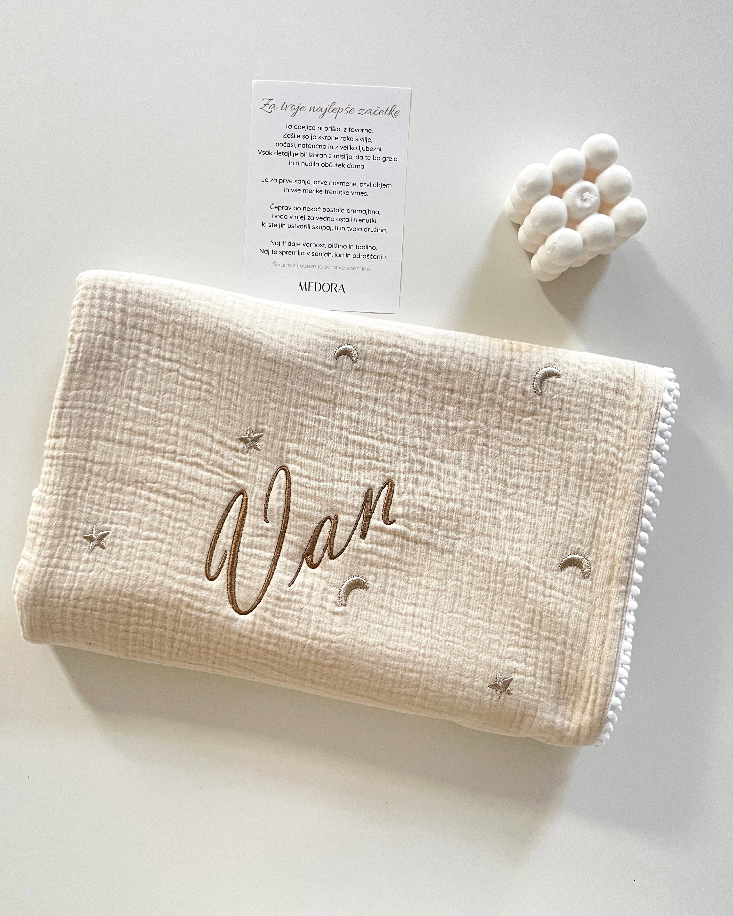 Bombažna pletena odejica s pom pomi - cream