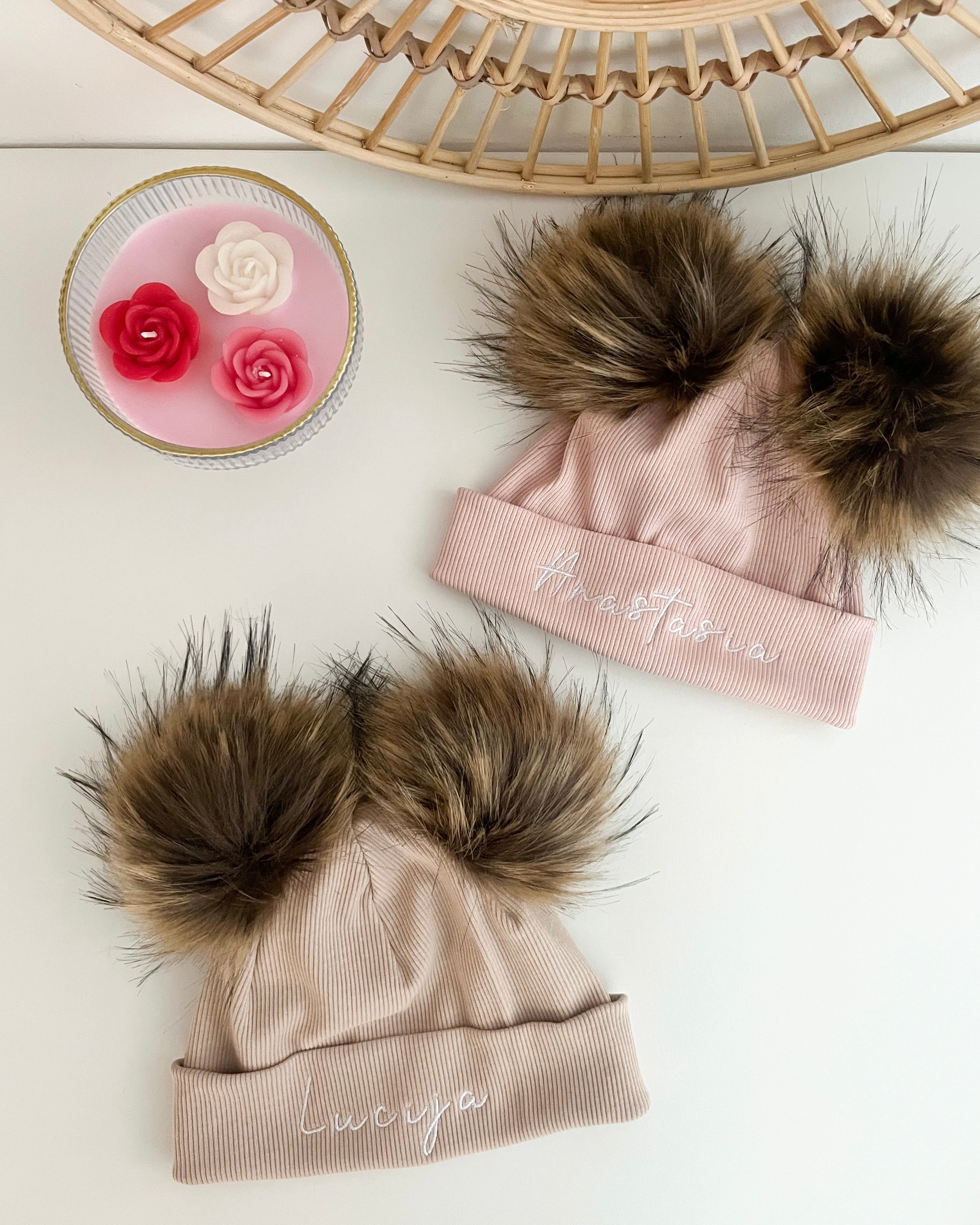 Otroška kapa s cofkoma - bež