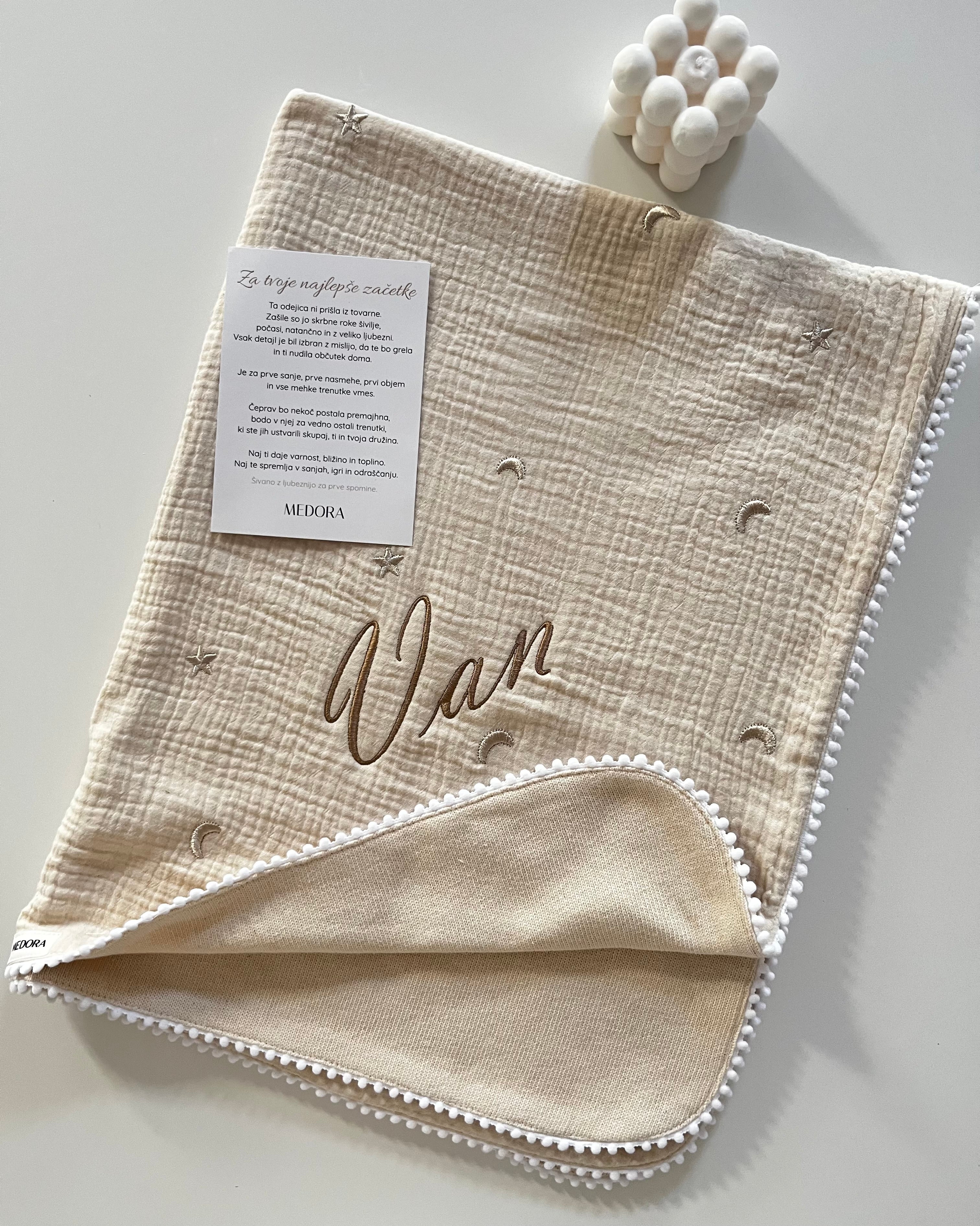 Bombažna pletena odejica s pom pomi - cream