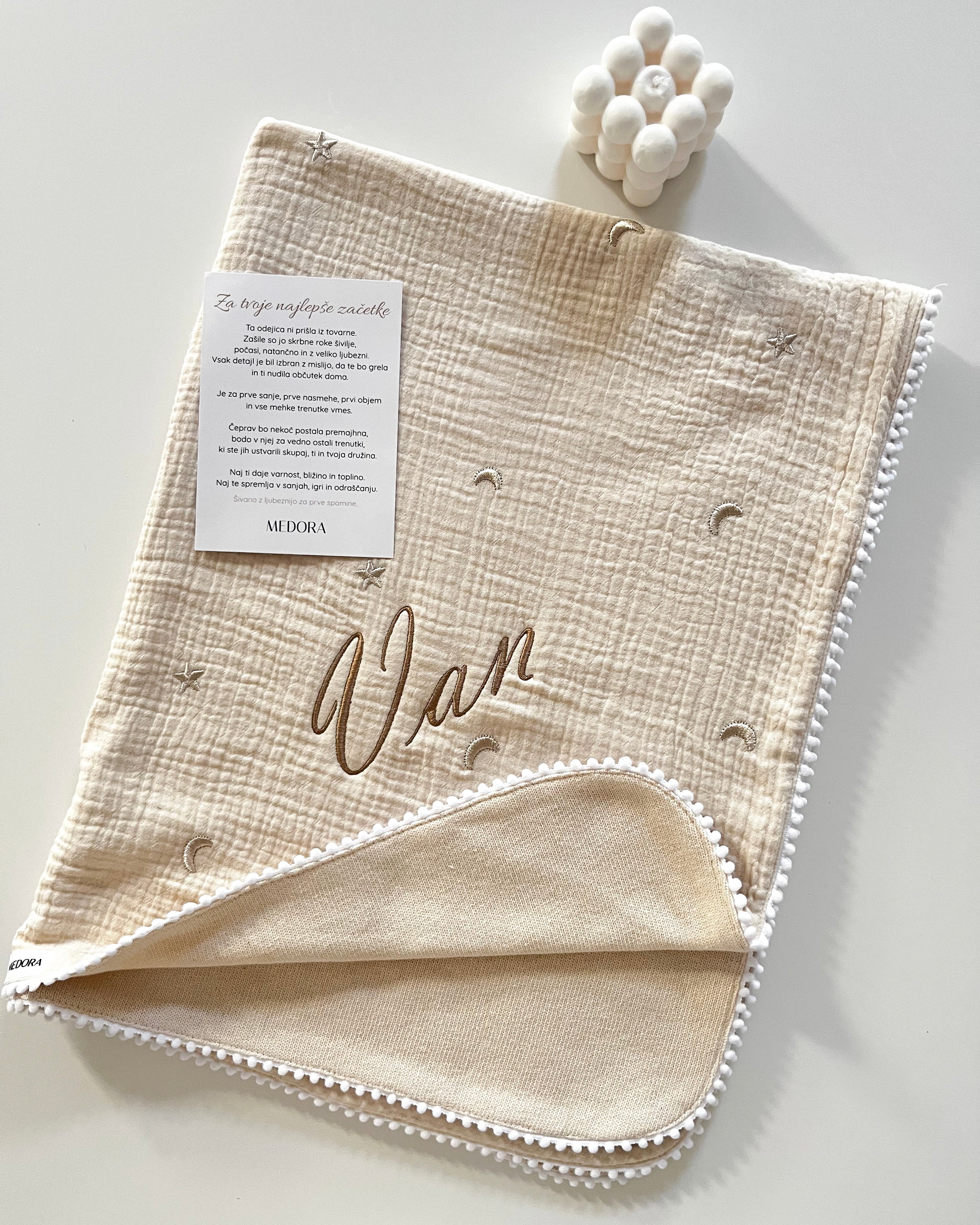 Bombažna pletena odejica s pom pomi - cream