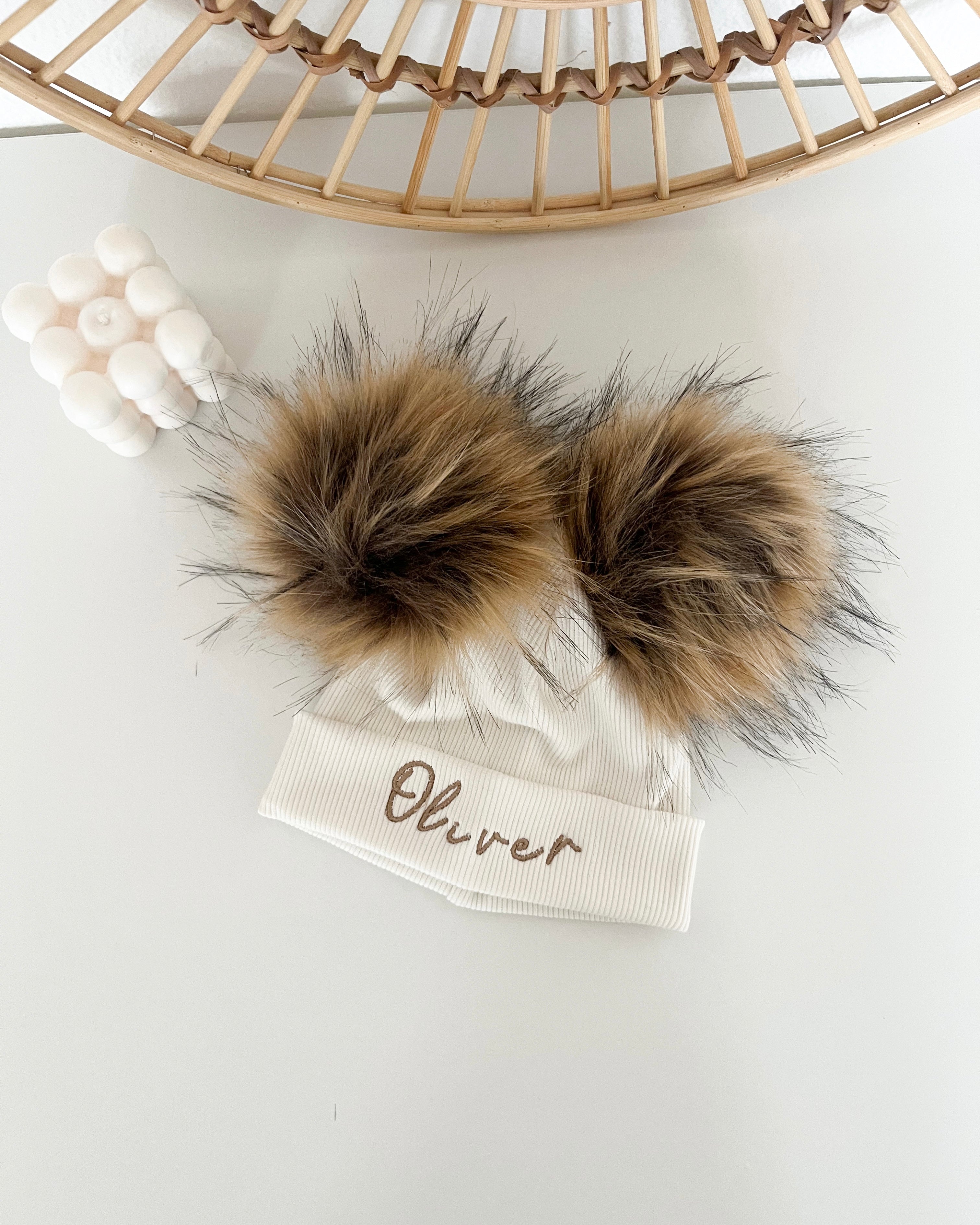 Otroška kapa s cofkoma - cream